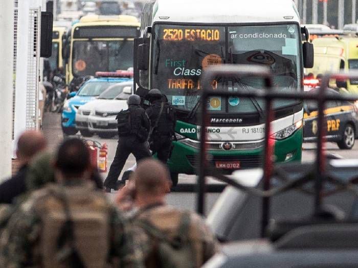 El momento en que abaten a secuestrador en Brasil: amenazó con quemar a más de 30 rehenes