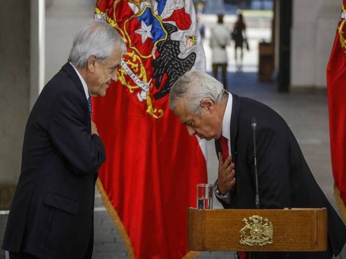 "¿Qué fue eso?": reverencia entre Piñera y Mañalich genera troleo en la web