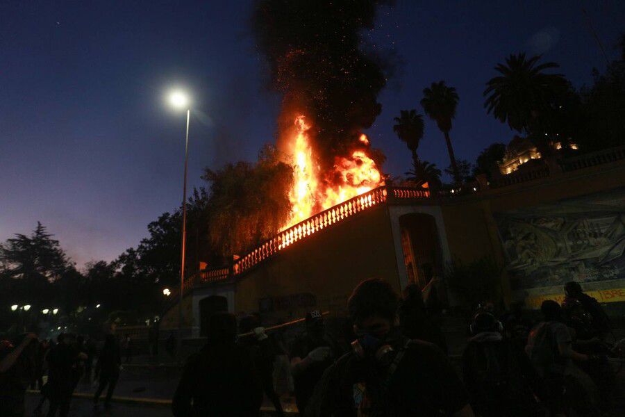 Graban incendio en escalera del cerro Santa Lucía