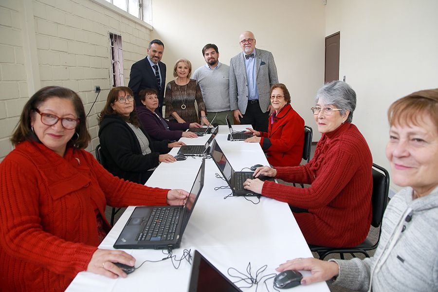 Computadores reciclados enchufan a tatas con la tecnología