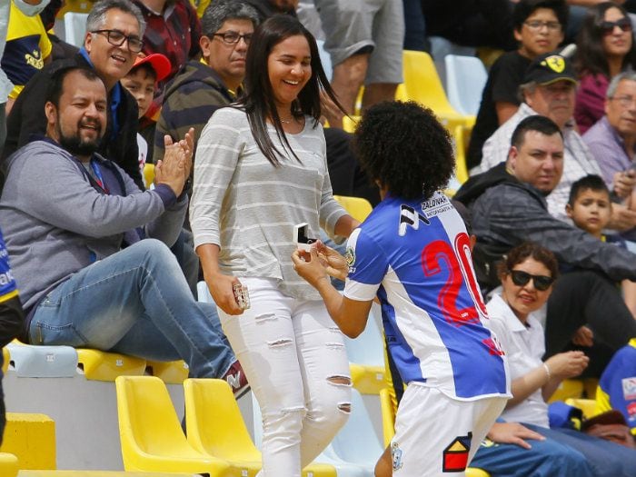 Goleador romántico: Eduard Bello pidió matrimonio en pleno partido