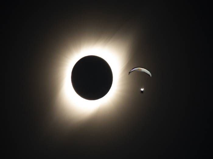 [Fotos] Parapentista chileno sorprendió con vuelo en medio del eclipse