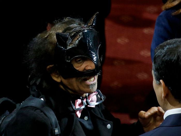 Diputado Raúl Alarcón (Florcita Motuda) llegó vestido de "Batman" al congreso