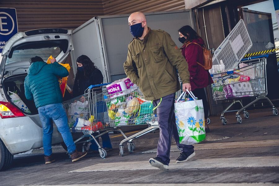 Hasta qué hora funcionan los supermercados con el nuevo horario de toque de queda