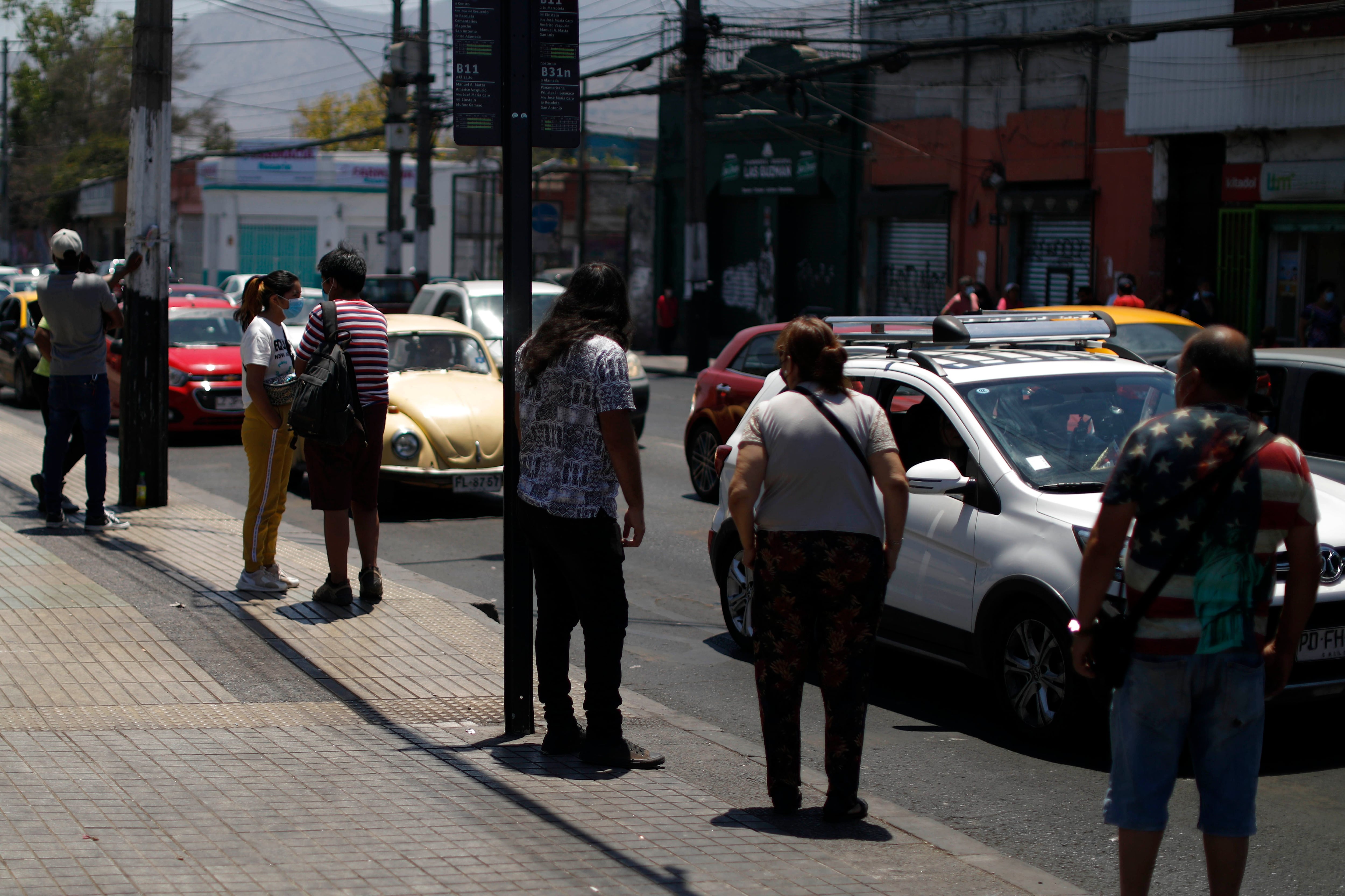 Colapso en paraderos por falta de micros