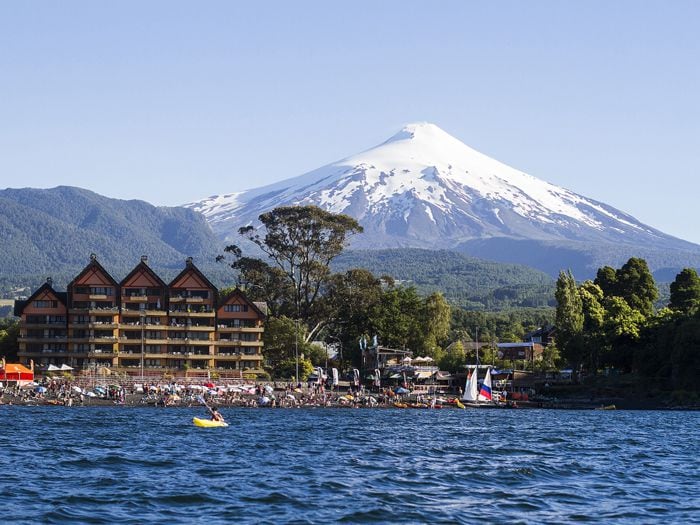 España recomienda viajar "con precaución" a Chile