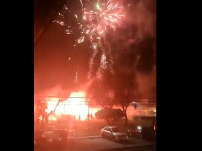 Lanzan fuegos artificiales por velorio de hincha de la U: bengala cayó encima de casa