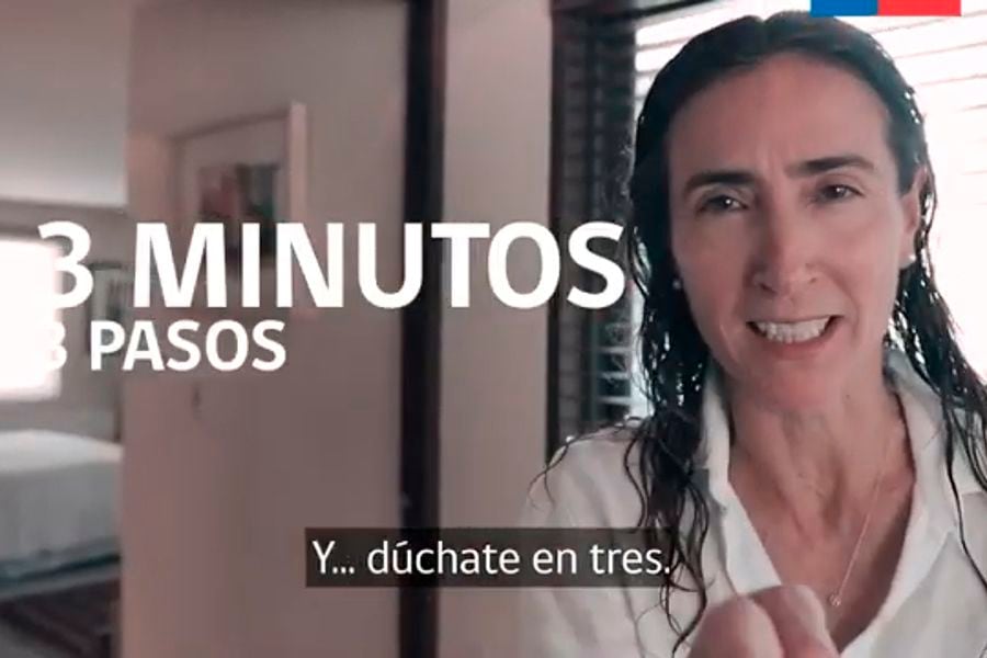 Ministra Schmidt desafía a ducharse en 3 minutos