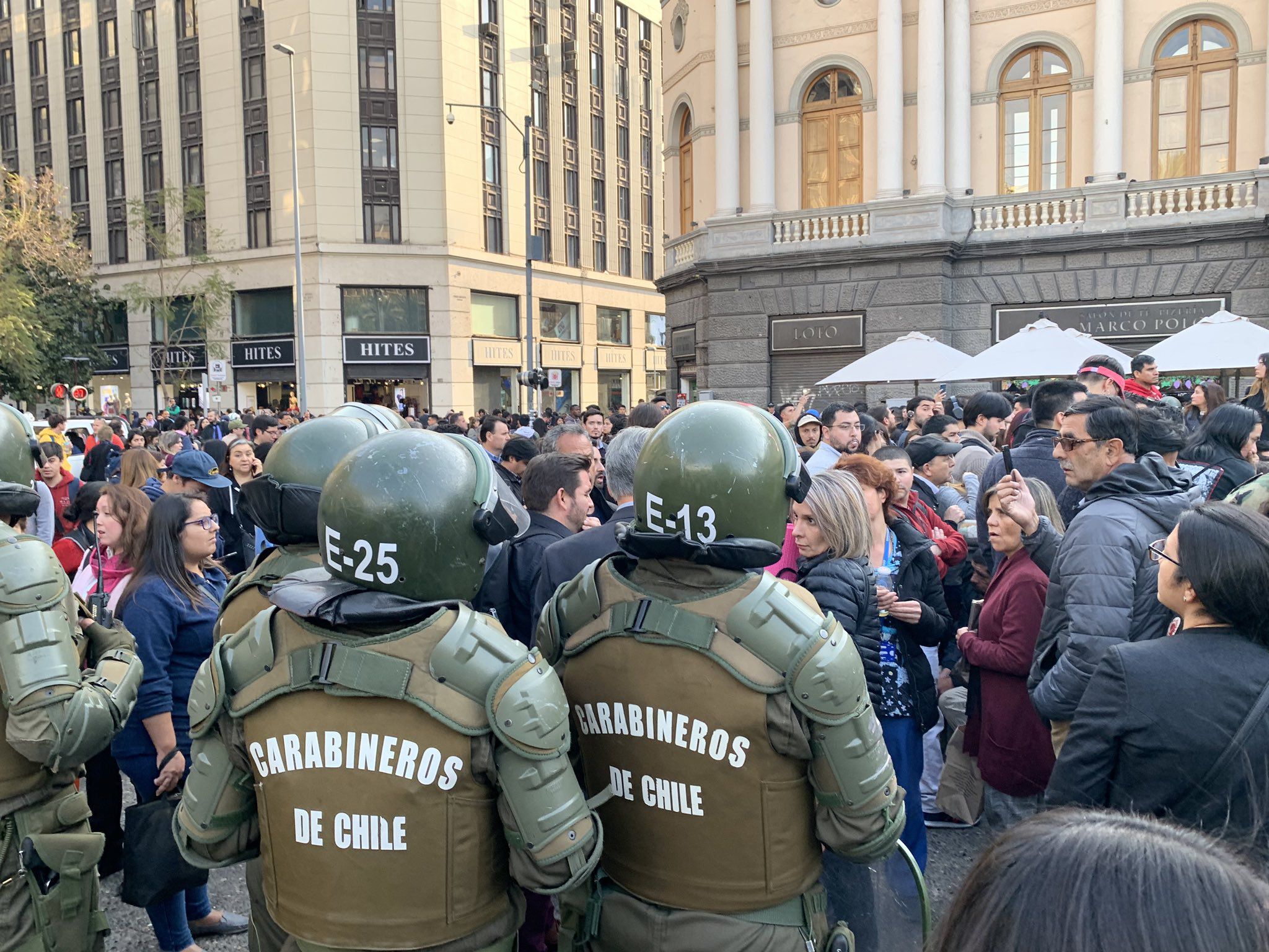 Siguen las manifestaciones: un grupo de personas botaron uno de los accesos del Metro Plaza de Armas