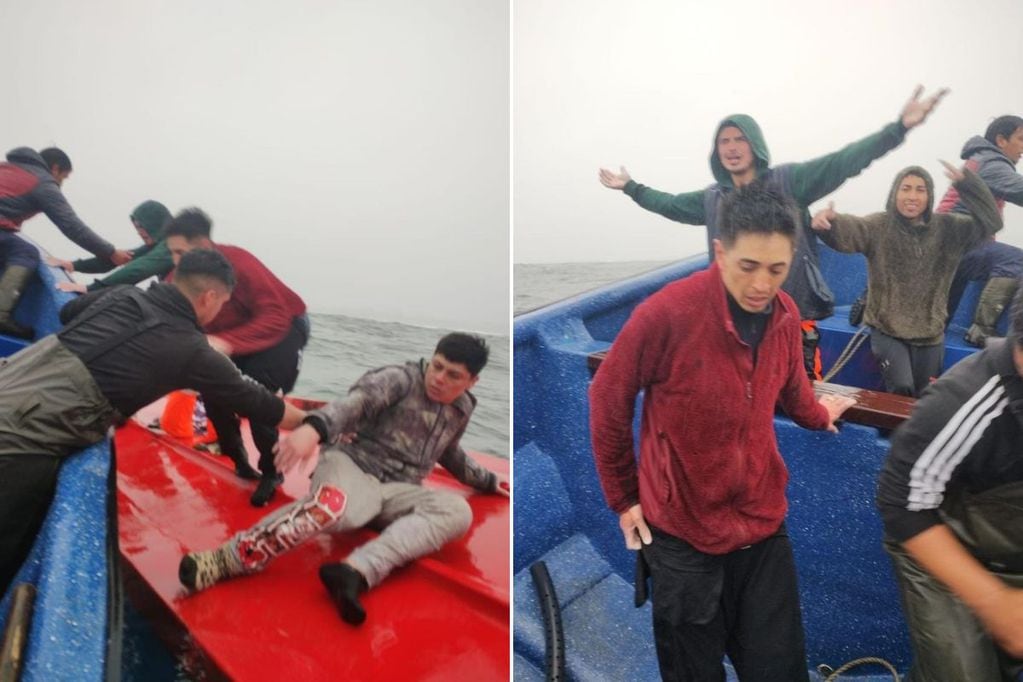 Los cuatro jóvenes pescadores estaban sobre su bote volcado en medio del mar.