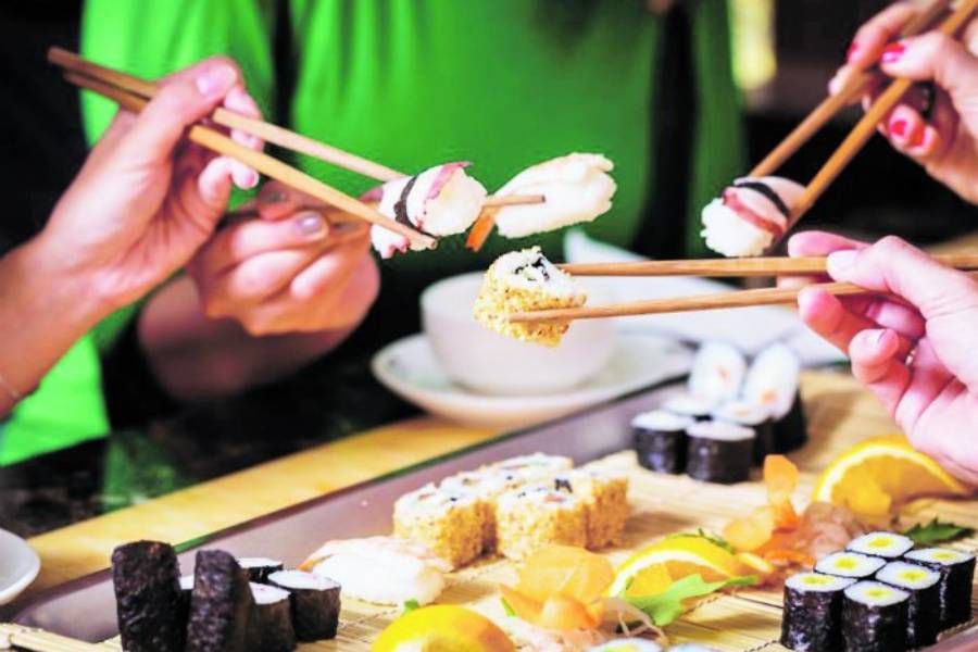 Brote de Covid-19: Seremi de Salud alertó a clientes de dos locales de sushi