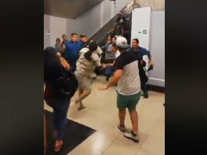 Registran batalla campal entre guardias y músicos en el Metro