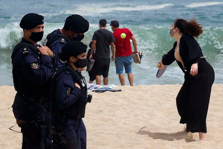 Chilenos salen en masa a la costa con quitasol y mascarilla