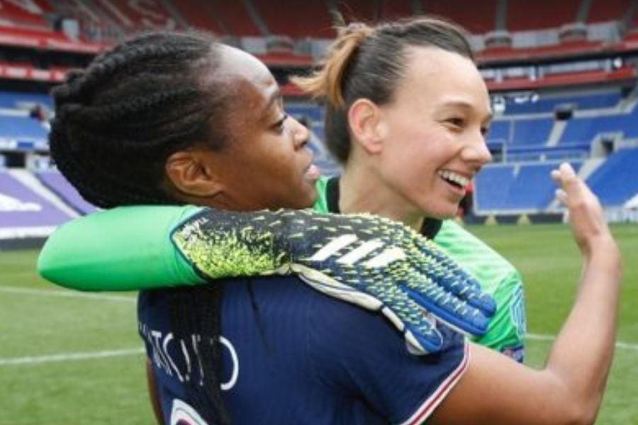 El atajadón de Tiane Endler que metió al PSG en "semis" de la Champions League