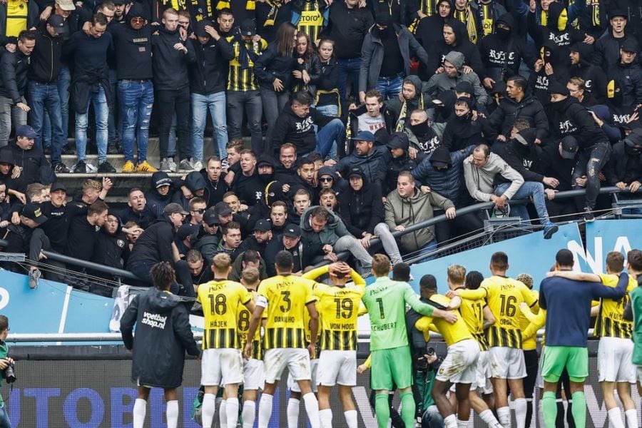 Casi una tragedia: Galería con fanáticos de Países Bajos se derrumba en duelo de la liga Eredivisie