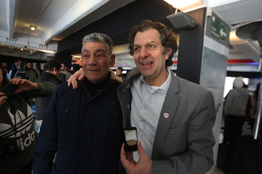 Mosa se emocionó con el regalo de la medalla del 62