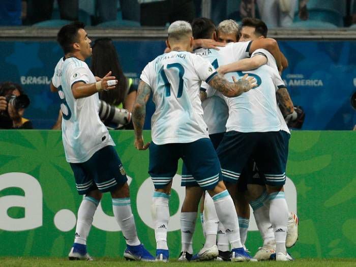 Argentina vence 2-0 a Qatar y enfrentará a Venezuela en cuartos final