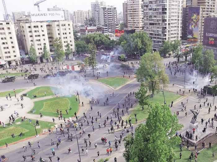 "Gobierno debe reconocer legitimidad de la protesta": expertos dan claves para calmar furia del pueblo