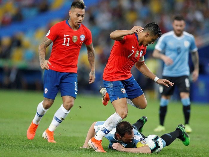 Esta mano de Godín pudo cambiar el partido: no cobraron penal ni con el VAR