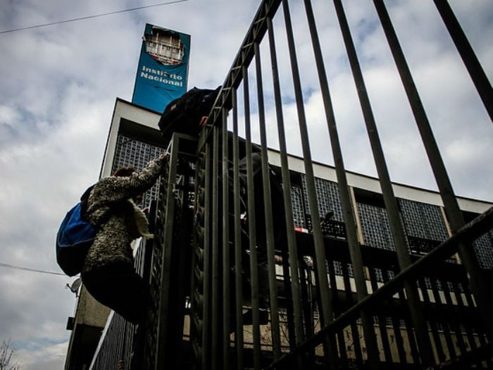 Profesores del Instituto Nacional exigen mayor seguridad tras ser rociados con bencina