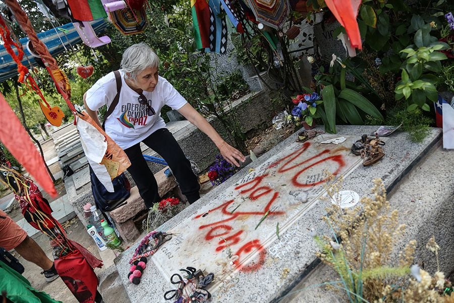 Vandalizan tumba de Víctor Jara y la indignación dio la vuelta al mundo