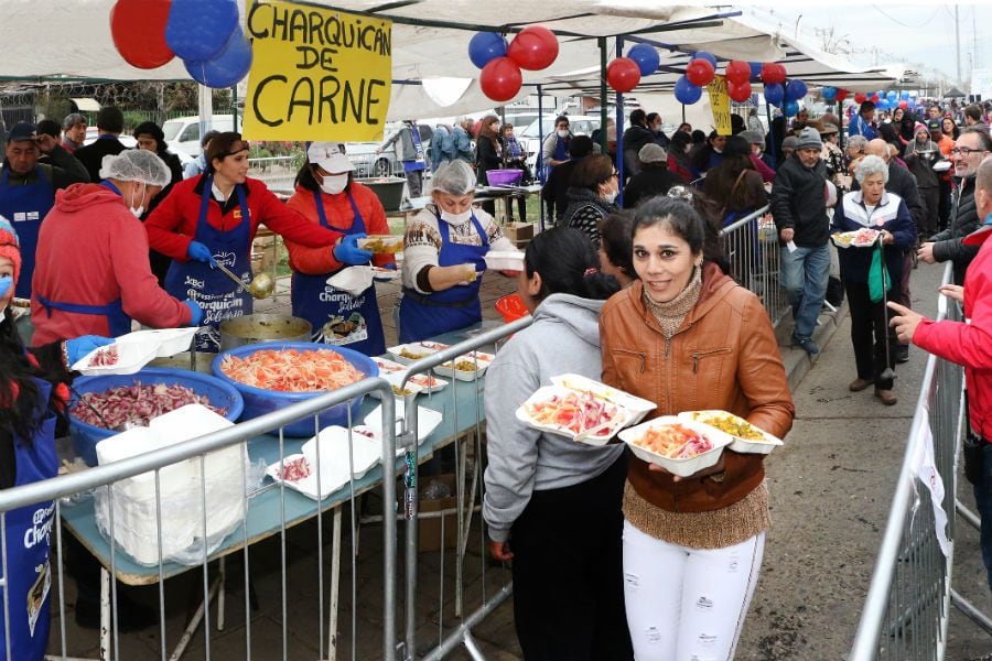 Feriantes realizan el "charquicán solidario" más grande del país