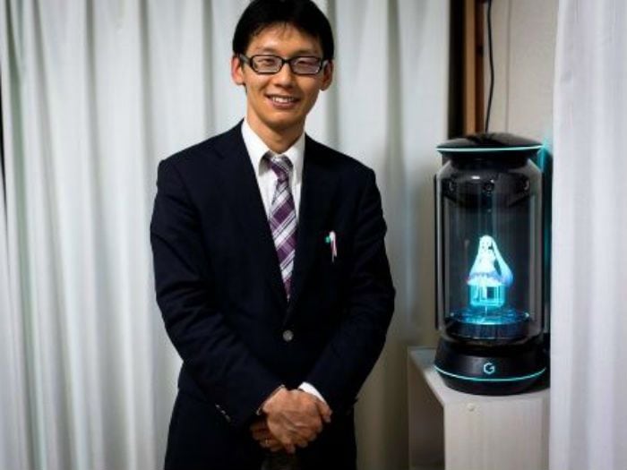 Sólo en Japón: la historia del hombre que se casó con un holograma