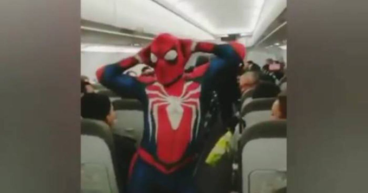 Del metro a las alturas: estúpido y sensual Spiderman sorprendió a  pasajeros de un avión | Crónica