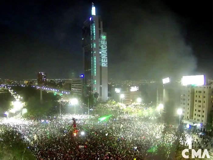 Plaza Baquedano se llenó ante inminente triunfo del Apruebo