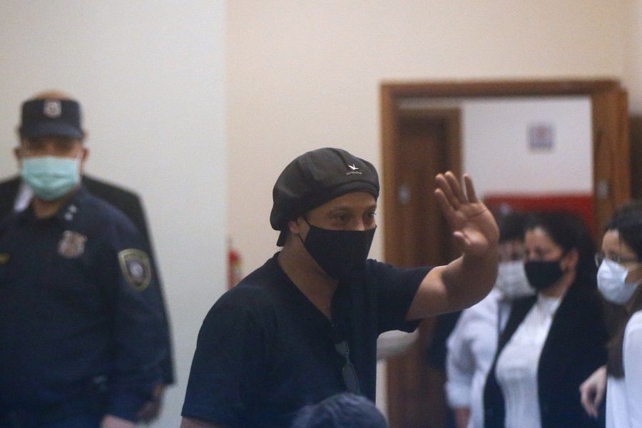 Ronaldinho recibe permiso judicial para viajar a Rio de Janeiro tras ser liberado