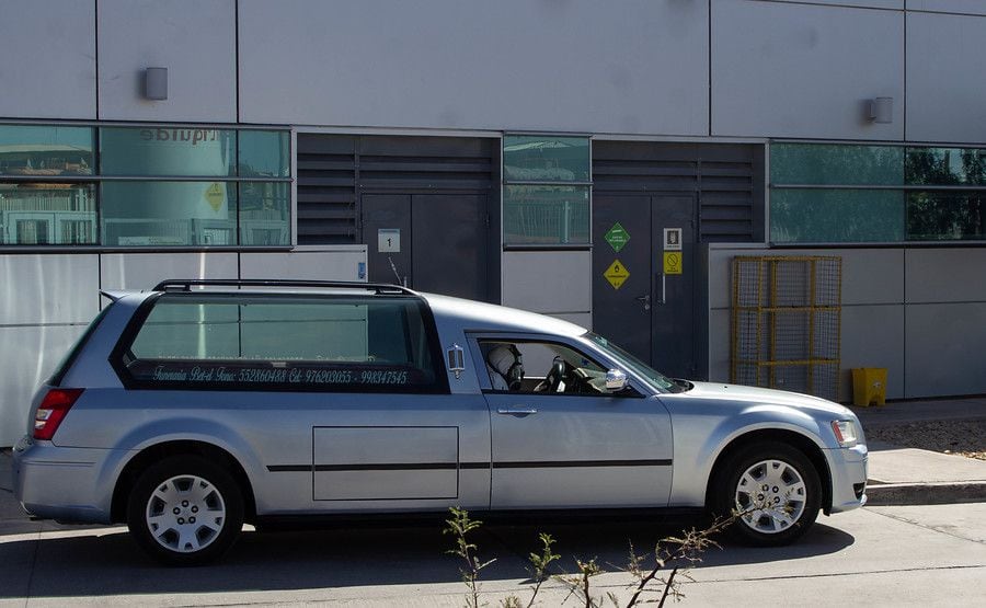 Robo de carroza fúnebre en La Araucanía: los delincuentes amenazaron al chofer con armas de fuego y se dieron a la fuga