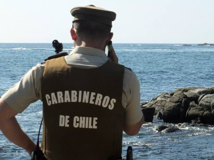 Sigue búsqueda de hombre arrastrado por el mar en El Quisco