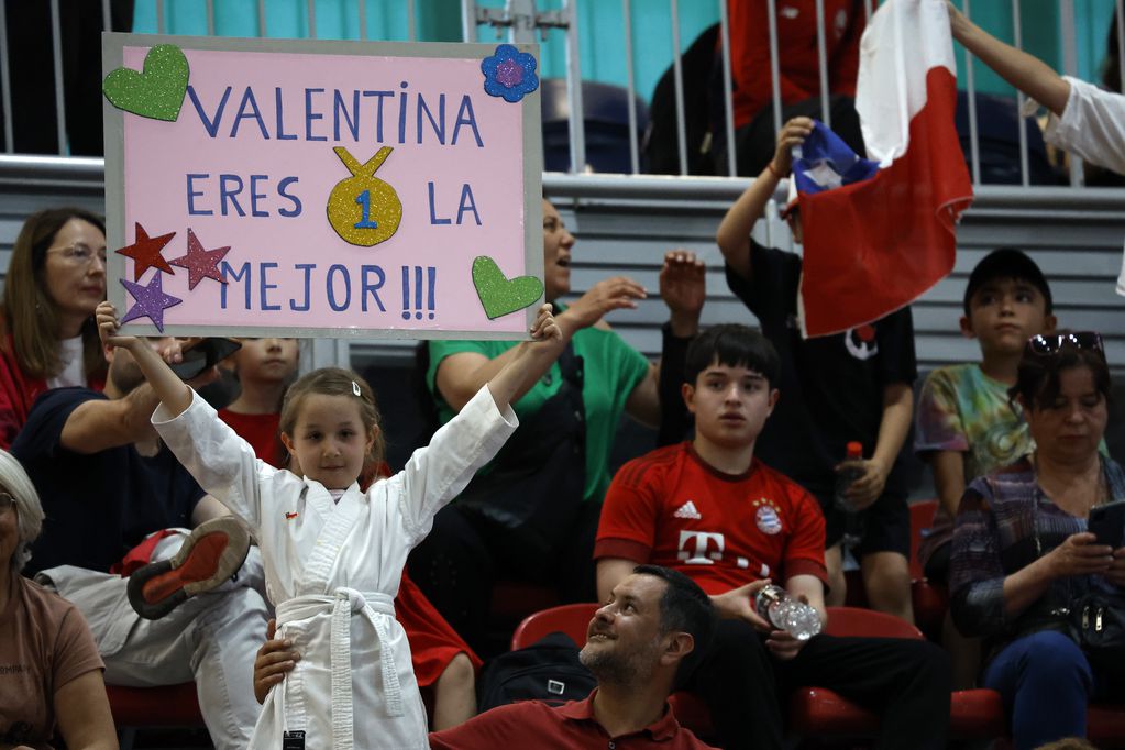 Una niña muestra un cartel de apoyo a Valentina Toro. Foto: Photosport