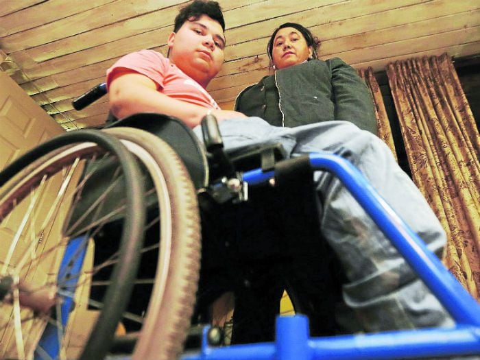 Sebastián sueña con ir a clases en su silla de ruedas eléctrica