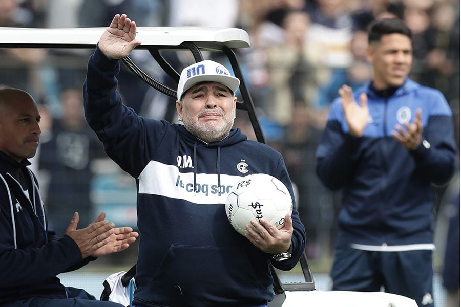 Hasta en el carrito de golf le pidieron autógrafos a Maradona