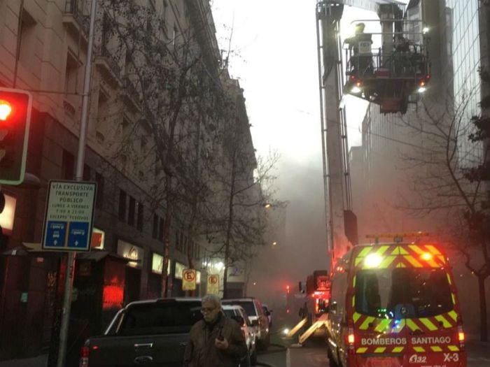 Conocido restaurante de comida china se incendió en el centro de Santiago