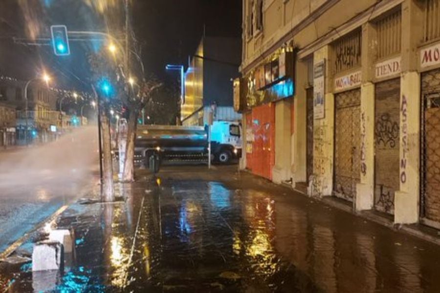 Video: detectan gran plaga de ratones entrando a local de comida en Valparaíso