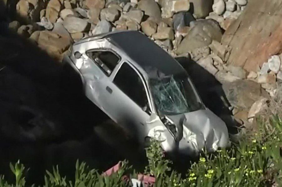 Auto se desbarrancó en Viña del Mar: cayó 20 metros en las rocas y no dejó lesionados