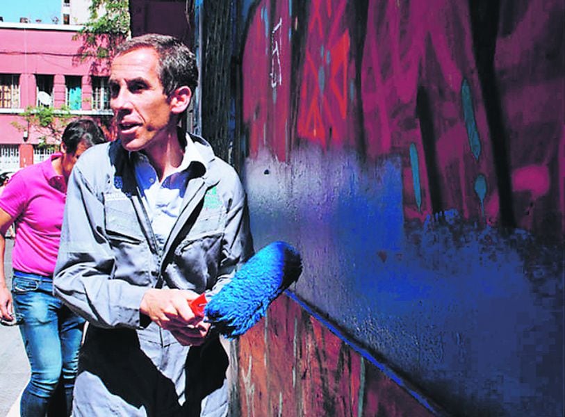 Súper eliminador de graffitis le devuelve su muro