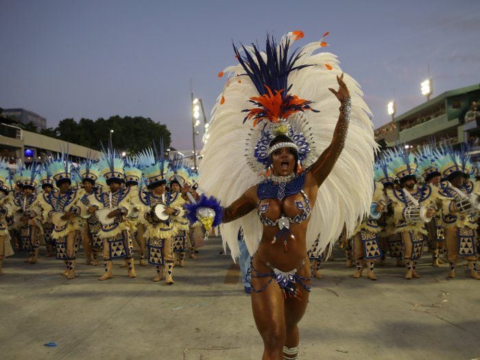 Carnaval de Rio partió enmarcado en una contundente crítica social