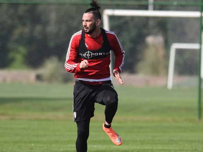 Larrondo  sufrió con la cancha calerana