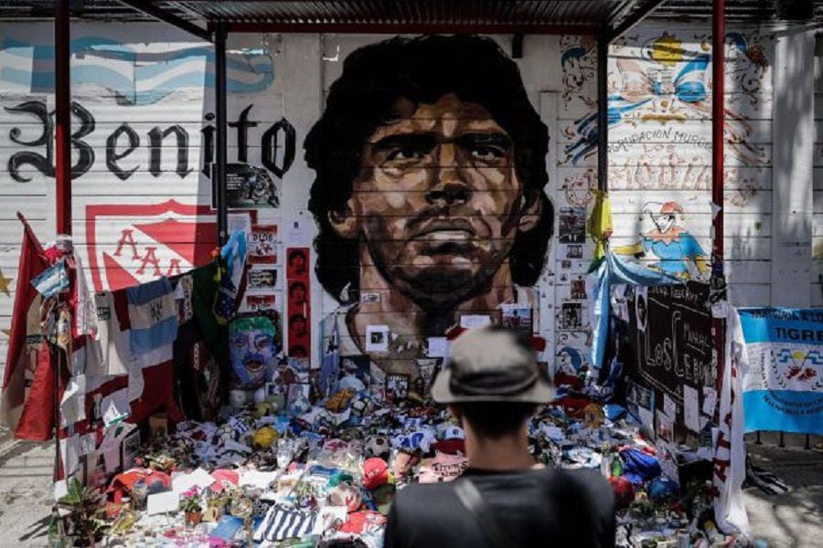 Foco de incendio obliga a retirar santuario en homenaje a Diego Maradona