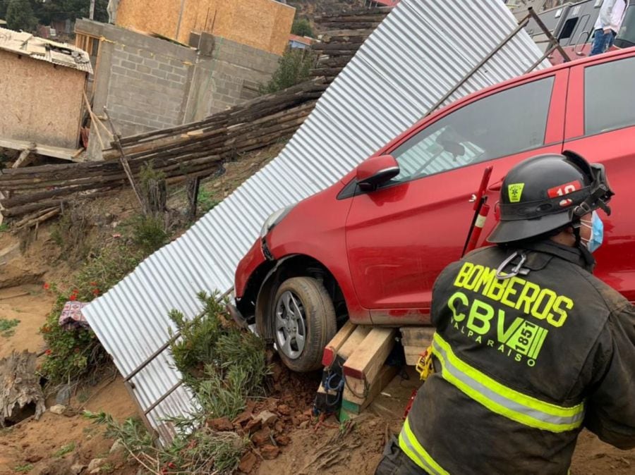 Vehículo queda al borde de desbarrancar sobre cerro San Roque de Valparaíso