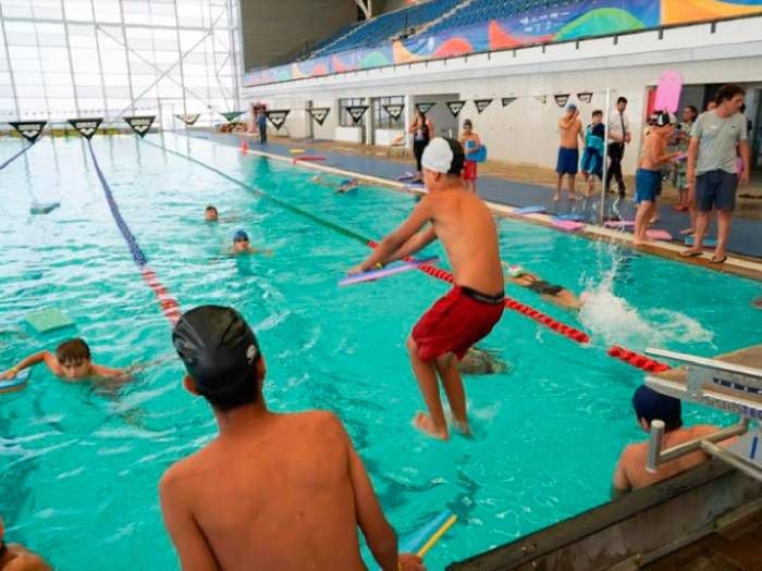 La piscina del Estadio Nacional abre sus puertas para capear el calor