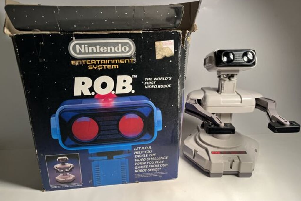 Imagen referencial de R.O.B., un "robot" de Nintendo diseñado para atraer a los consumidores después de la crisis de los videojuegos de 1983, que pretendía presentar a la NES como un juguete interactivo en lugar de una consola de videojuegos tradicional​