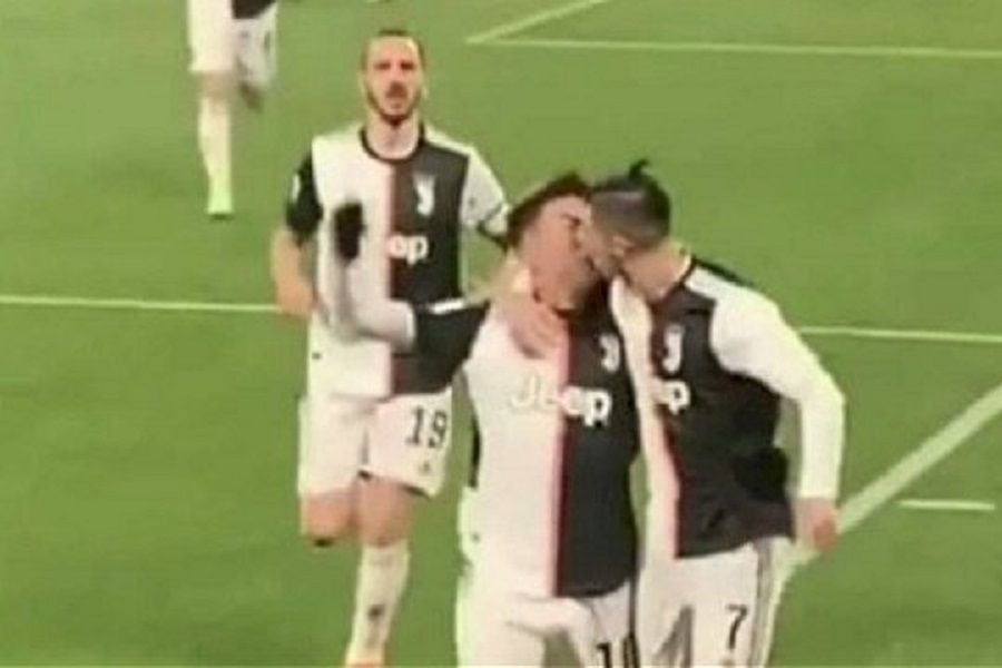 Como Maradona y Caniggia: el accidentado beso entre Cristiano Ronaldo y Dybala