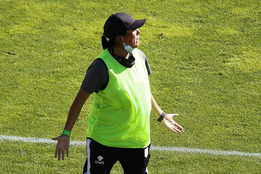 El fútbol femenino pide que se empareje la cancha de una vez