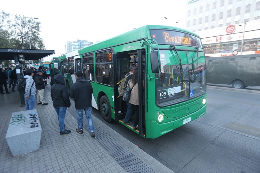 TRABAJADORES DE MAIPU SE TRASLADAN A SUS TRABAJOS