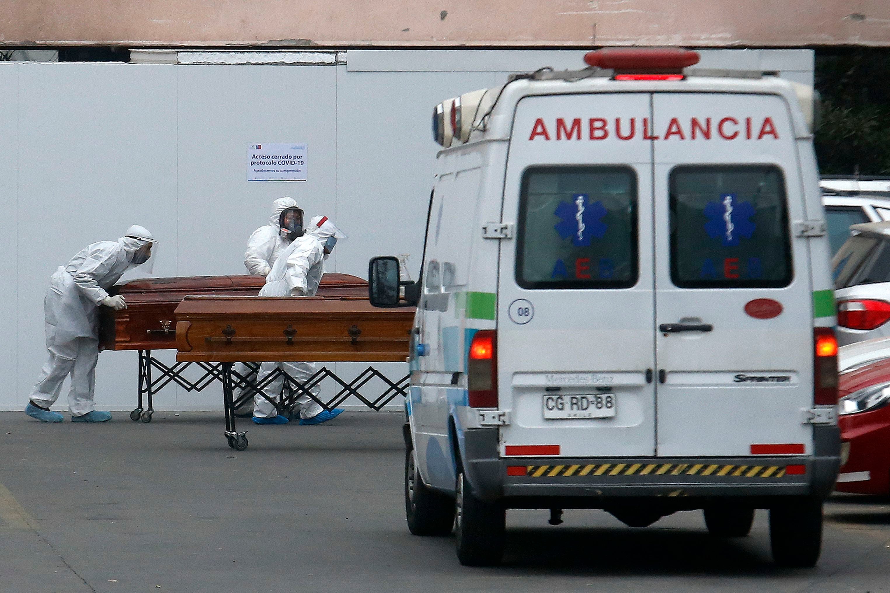 Gran cantidad de Carrozas funebres retiran a  fallecidos por Covid 19 en el Hospital San Jose