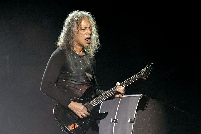 Guitarrista de Metallica se cae en pleno concierto en Italia